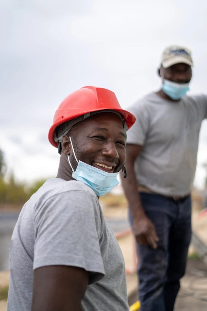 Constructeurs afro-américains portant des casques